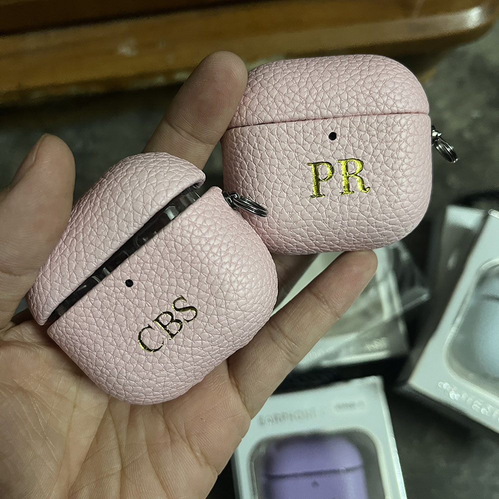 حافظة سماعات أذن قابلة للتخصيص - مراجعة Monogram Keychain Leather وسعره
