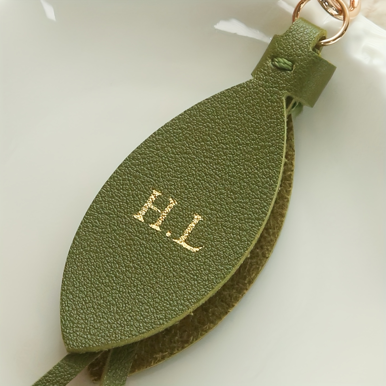 سلسلة مفاتيح جلدية مخصصة بحروف - مراجعة Monogram Keychain Leather وسعره